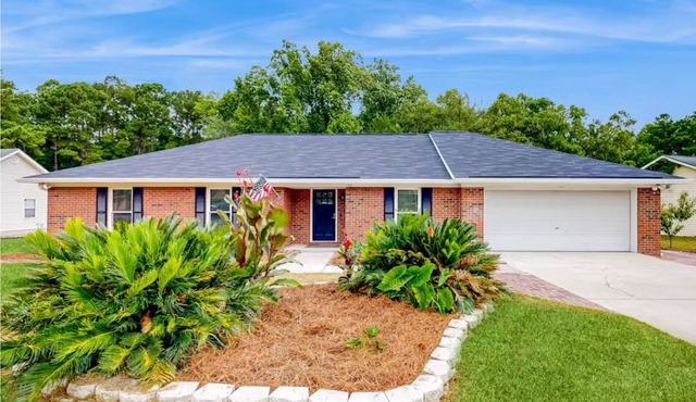 Huger Haven | w/Fire Pit & Deck - Near Savannah