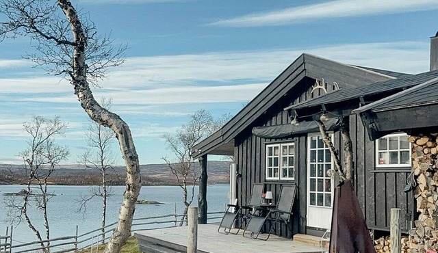Idyllic cabin by the water in Hessdalen