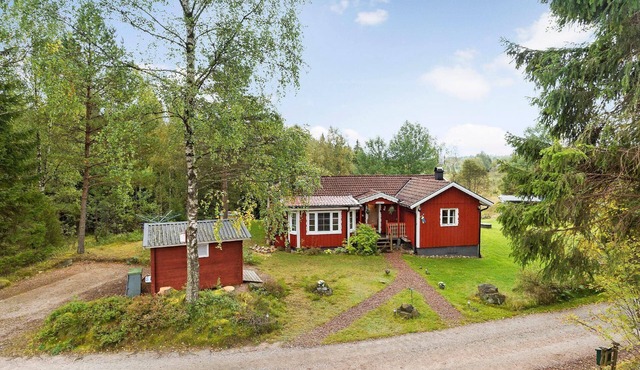 Idyllically situated, single-storey house with terrace