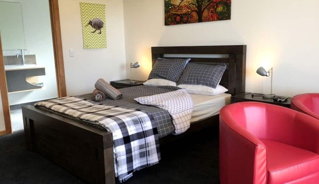 Immaculate Couples Retreat near Pancake Rocks in Punakaiki, South Island