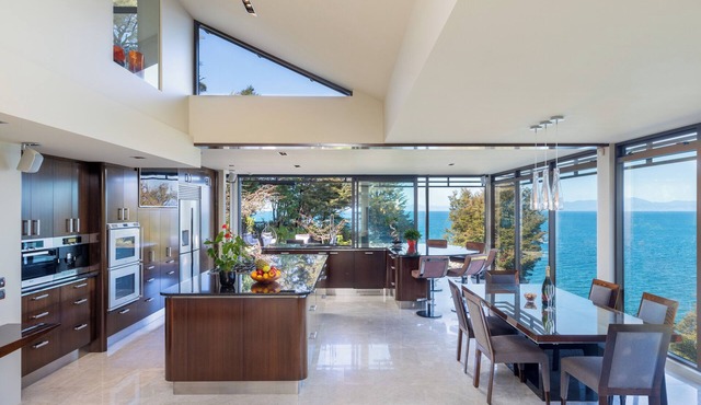 Jacuzzi Suite - Ocean Views & Beach
