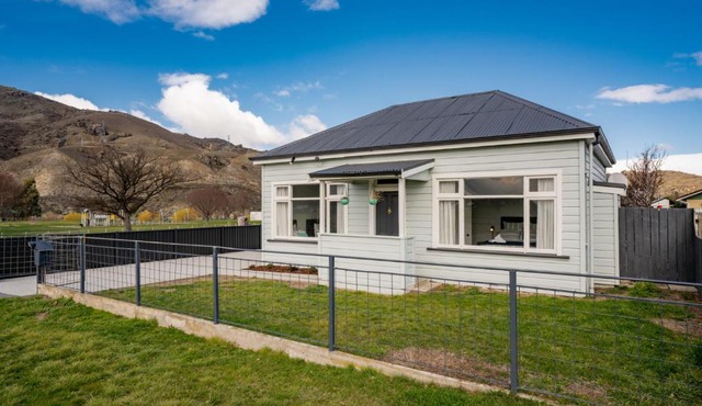 Lake Dunstan Cottage - Cromwell Holiday Home