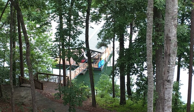 Lake Keowee Lake Front with dock- 90 day minimum per HOA