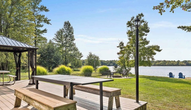 Lakefront Tranquility Spacious Retreat Sleeps 14
