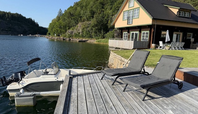 Log cabin with pool, sauna and boat by Torreby Castle | SE09080