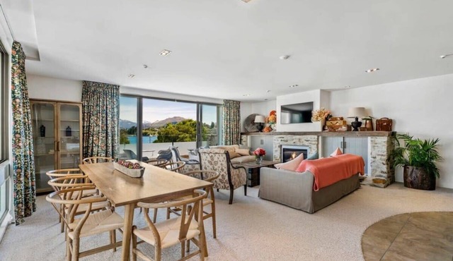 Luxurious Lakefront Apt w/Stunning Views