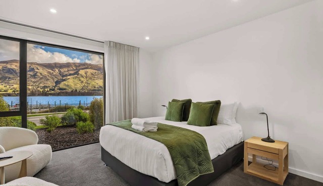 Luxury Lakefront Studio with Stunning Views