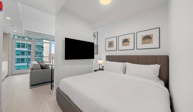 Luxury West Loop Suites: Your Chicago Stay with Modern Comfort & Resort Perks