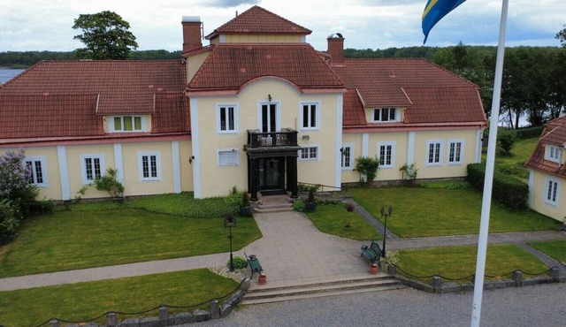 Mockelsnas Manor Lakeview Queen Room and Lounge