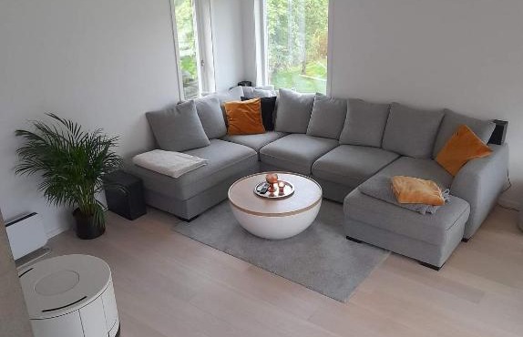 Modern 5 bedroom home, close to everything!
