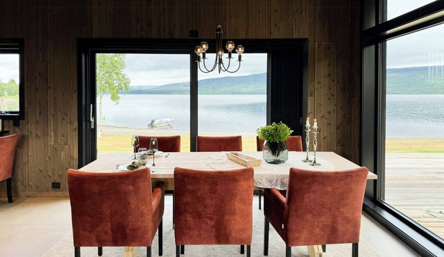 Modern cabin by the lake in Kvelia
