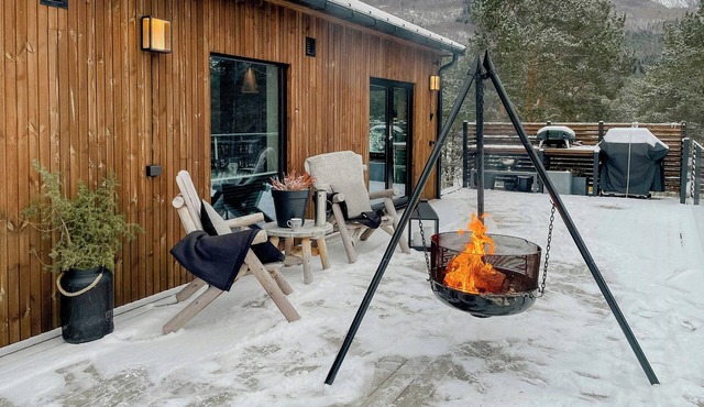 Modern cabin with midnight sun in Skjomen