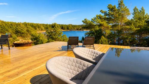 Modern Scandinavian cabin by the sea, calm, private setting, 50m to ocean