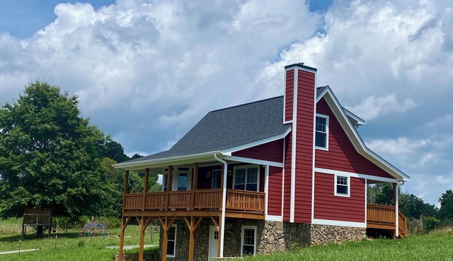 Modern Shepherd's Lodge with stunning 360 Views, Fenced Pet Area and Pool