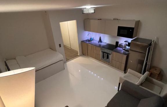 Modern Studio with Balcony in City Center