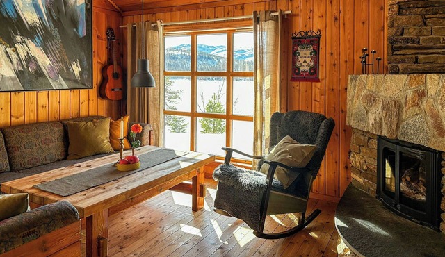 Mountain cabin with private dock by Søvatnet