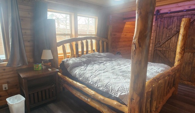 Mountain Cedar Cabin in Eagle Nest. Within 20 min of Red River and Angel Fire.