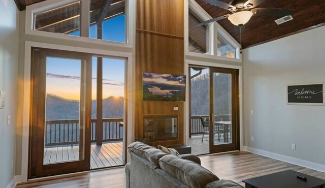Mountain Magic, King Suite, and Mountain View!