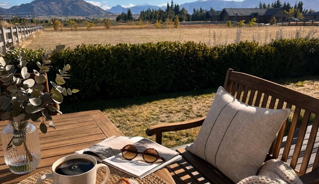 Mountain Views, Coffee & Ski - Wanaka Studio