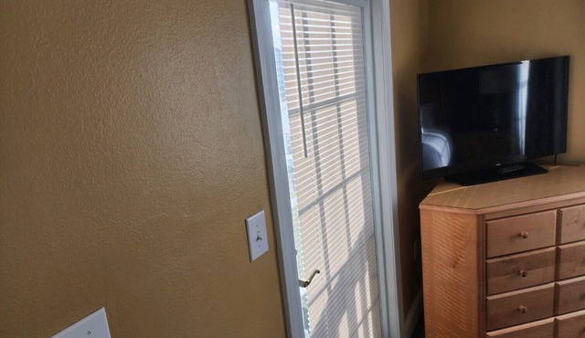 Nice quiet area, 10 min from the beach, indoor/outdoor pools, jacuzzi in room