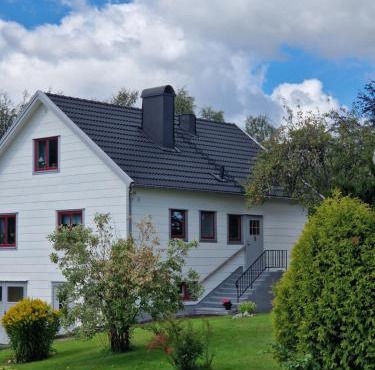 Nyrenoverad lägenhet centralt, nära till kust och natur