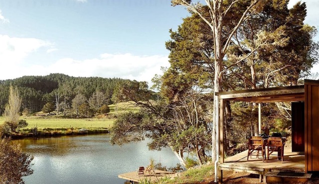 Off-Grid, Waterfront Glamping Cabin with Outdoor Shower and Bathtub, Perfect for a Romantic Escape to Kaeo, New Zealand