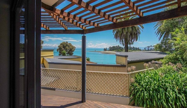 On the Rocks - Nelson Waterfront Holiday Home