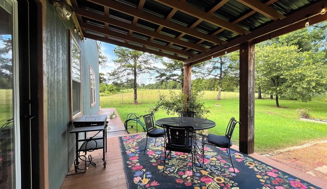 Peaceful Boho Retreat Nestled in the Woods – 5 Mins from Downtown