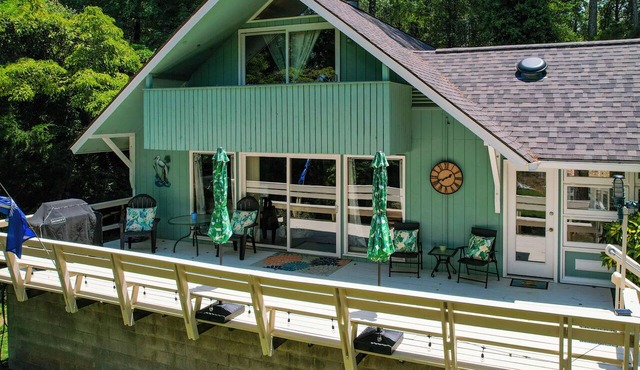Piddle Point in Prosperity: Sunset views, deep water dock, and wildlife galore!