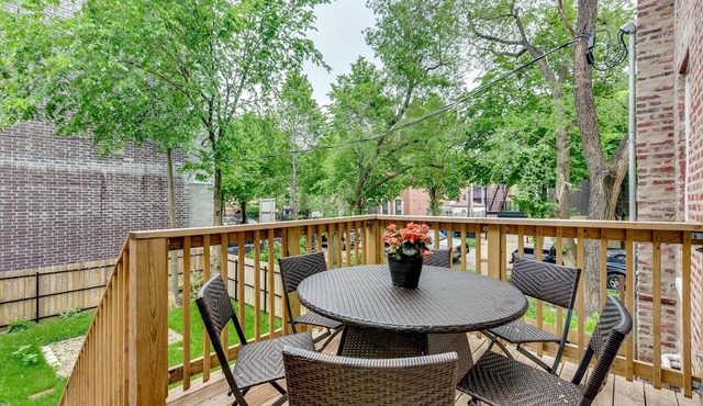 Private Deck and Backyard Perfect for Your Entire Group! Walk to the United Center by AllSet Turnover
