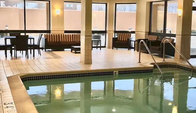 Quick Escape! 4 Relaxing Units, FREE Parking, Raceway Woods Forest Preserve!