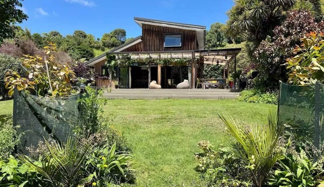 Relax & Unwind at Wainui Creek Retreat a private & tranquil home near the beach