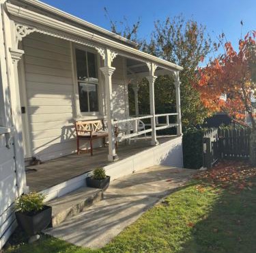 Relaxing sunny Nelson retreat, balcony views & easy walk to CBD
