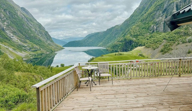 Renovated cabin with views over Breimsvatnet