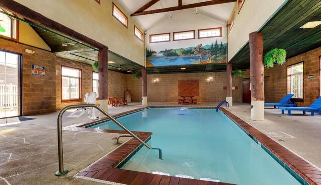 Riverside Stays! Rustic Charm Meets Modern Comfort in Scenic Galena