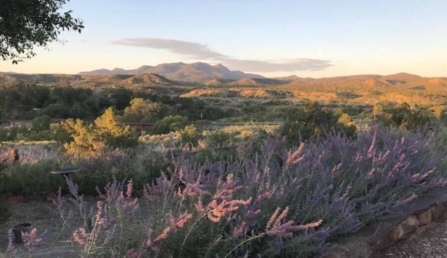 Romantic Adobe Casita, Hot tub, Kitchen, Woodstove, astounding views, historic.