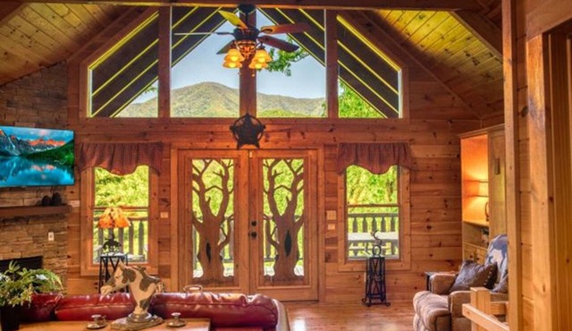 Romantic, Secluded, Stunning views, hot tub, pool table, nearby draws, Top Ra.