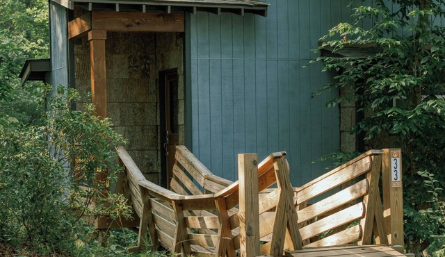 Romantic treehouse nestled on the creek, private deck, loft bedroom, shower skylights, bridge, sleeps 3.