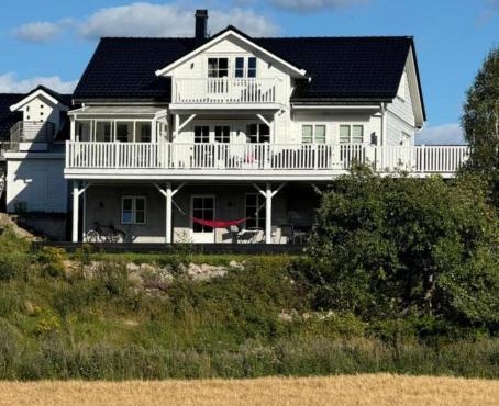 Romslig hus med jacuzzi, spillrom og stor terrasse