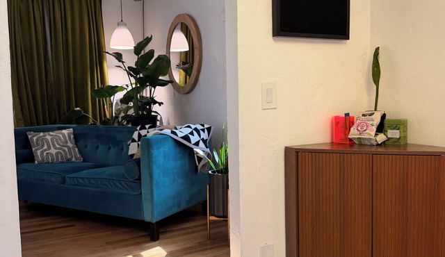 Ruby Bungalow- Private Entrance + Yard