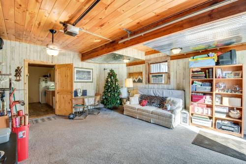 Rustic Jefferson Retreat w/Fire Pit: Near Athens!