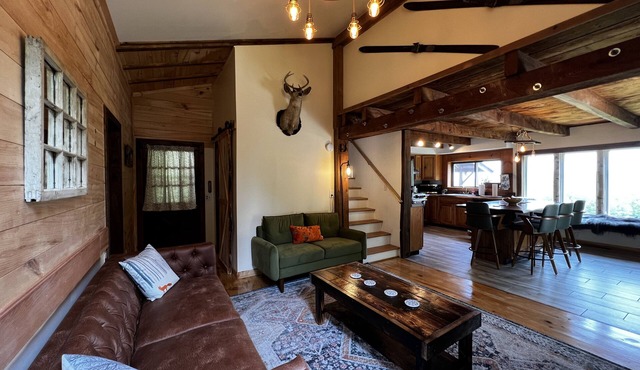 Rustic Mountain View Cottage