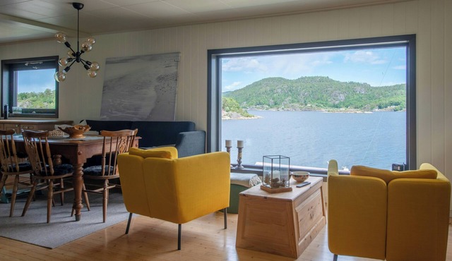 Sea view and idyll in charming island cabin