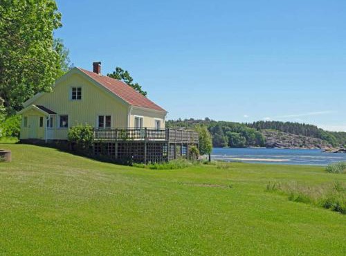 Seaside Cottage with Balcony and Grill