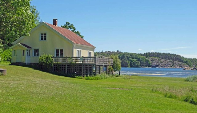 Seaside Cottage with Balcony and Grill