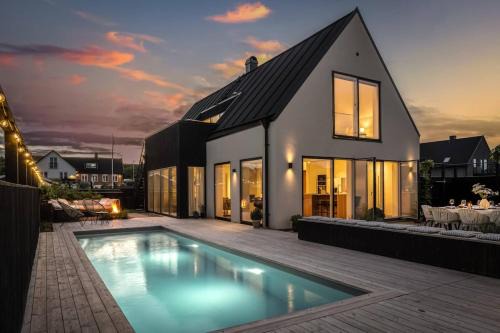 Seaside villa with pool