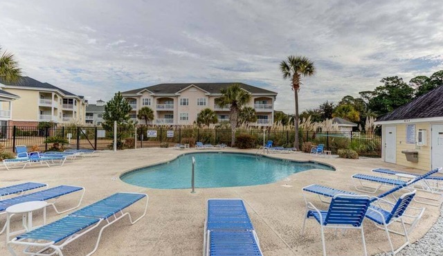 Serene pool peaceful first floor kitchen washer dryer