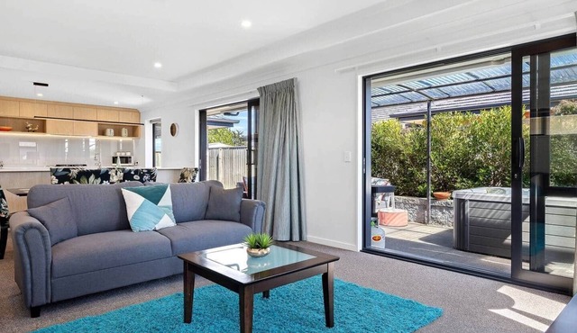 Silverstream Kaiapoi Retreat – 3BR Home with Spa & Sun-Filled Living