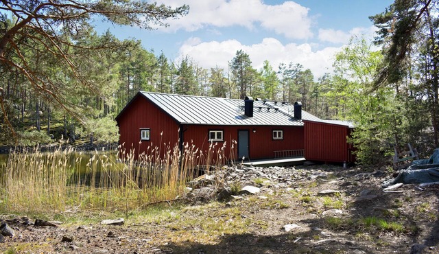 Simple luxury with pebble beach right outside the door in the Figeholm archipelago.