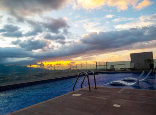 Skyline 20th Floor Studio with Pool, AC & Free Parking
